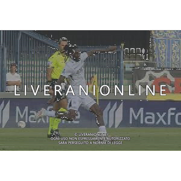 Andre\'-Frank Zambo Anguissa of SSC Napoli play the ball during Hellas Verona FC vs SSC Napoli, 1° Serie A EniLive 2024-25 game at Marcantonio Bentegodi Stadium in Verona (VR), Italy, on August 18, 2024. (Photo by Davide Casentini)/AGENZIA ALDO LIVERANI SAS