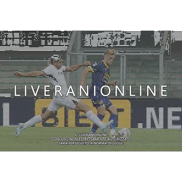 Giovanni Simeone of SSC Napoli battle for the ball with Martin Frese of Hellas Verona FC during Hellas Verona FC vs SSC Napoli, 1° Serie A EniLive 2024-25 game at Marcantonio Bentegodi Stadium in Verona (VR), Italy, on August 18, 2024. (Photo by Davide Casentini)/AGENZIA ALDO LIVERANI SAS