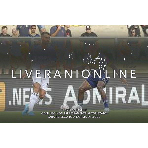 Jackson Tchatchoua of Hellas Verona FC battle for the ball with Leonardo Spinazzola of SSC Napoli during Hellas Verona FC vs SSC Napoli, 1° Serie A EniLive 2024-25 game at Marcantonio Bentegodi Stadium in Verona (VR), Italy, on August 18, 2024. (Photo by Davide Casentini)/AGENZIA ALDO LIVERANI SAS