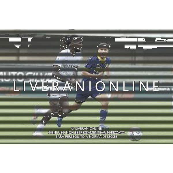 Andre\'-Frank Zambo Anguissa of SSC Napoli play the ball during Hellas Verona FC vs SSC Napoli, 1° Serie A EniLive 2024-25 game at Marcantonio Bentegodi Stadium in Verona (VR), Italy, on August 18, 2024. (Photo by Davide Casentini)/AGENZIA ALDO LIVERANI SAS