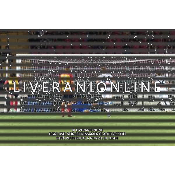 TVEM August 19, 2024 Lecce, Italy - US Lecce vs Atalanta - Italian soccer serie A 2024/25 - Via Del Mare Stadium. In the pic by Emmanuele Mastrodonato/agenzia Aldo Liverani sas: Mateo Retegui of Atalanta score the goal on penalty ©TVEM/AGENZIA ALDO LIVERANI SAS