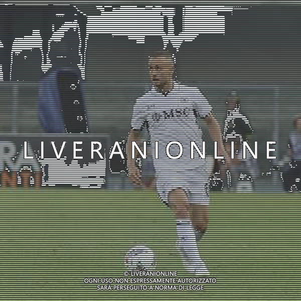 Stanislav Lobotka of SSC Napoli play the ball during Hellas Verona FC vs SSC Napoli, 1° Serie A EniLive 2024-25 game at Marcantonio Bentegodi Stadium in Verona (VR), Italy, on August 18, 2024. (Photo by Davide Casentini)/AGENZIA ALDO LIVERANI SAS