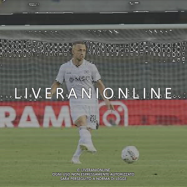 Stanislav Lobotka of SSC Napoli play the ball during Hellas Verona FC vs SSC Napoli, 1° Serie A EniLive 2024-25 game at Marcantonio Bentegodi Stadium in Verona (VR), Italy, on August 18, 2024. (Photo by Davide Casentini)/AGENZIA ALDO LIVERANI SAS
