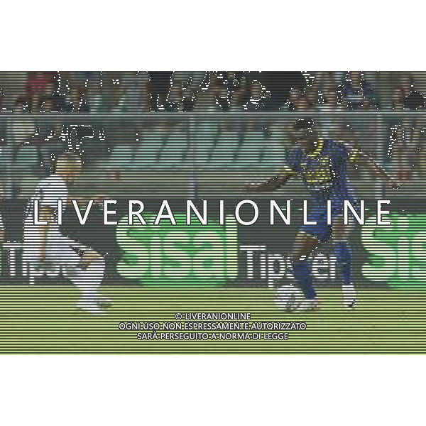 Daniel Mosquera of Hellas Verona FC competes for the ball with Stanislav Lobotka of SSC Napoli during Hellas Verona FC vs SSC Napoli, 1° Serie A EniLive 2024-25 game at Marcantonio Bentegodi Stadium in Verona (VR), Italy, on August 18, 2024. (Photo by Davide Casentini)/AGENZIA ALDO LIVERANI SAS