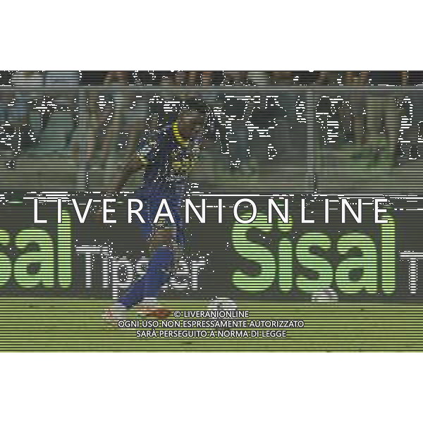 Daniel Mosquera of Hellas Verona FC play the ball during Hellas Verona FC vs SSC Napoli, 1° Serie A EniLive 2024-25 game at Marcantonio Bentegodi Stadium in Verona (VR), Italy, on August 18, 2024. (Photo by Davide Casentini)/AGENZIA ALDO LIVERANI SAS
