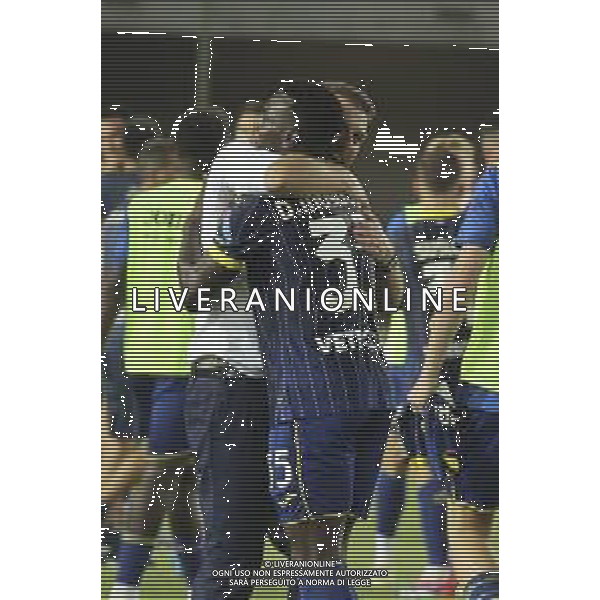 Paolo Zanetti Head Coach of Hellas Verona FC hugs Daniel Mosquera of Hellas Verona FC at the end of Hellas Verona FC vs SSC Napoli, 1° Serie A EniLive 2024-25 game at Marcantonio Bentegodi Stadium in Verona (VR), Italy, on August 18, 2024. (Photo by Davide Casentini)/AGENZIA ALDO LIVERANI SAS