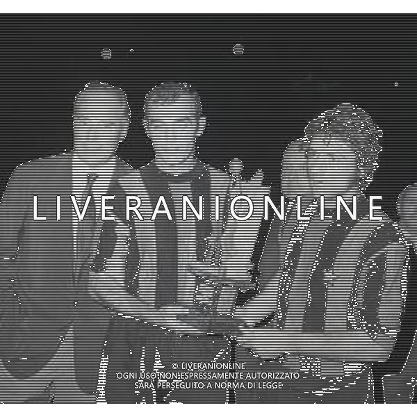 NEG-RETROSPETTIVA MARIO CORSO CALCIATORE NELLA FOTO MARIO CORSO PREMIATO DAL SINDACO DI MILANO ALDO ANIASI TROFEO CITTA\' DI MILANO AG ALDO LIVERANI SAS