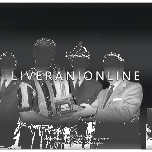 NEG-RETROSPETTIVA MARIO CORSO CALCIATORE NELLA FOTO MARIO CORSO PREMIATO DAL SINDACO DI MILANO ALDO ANIASI TROFEO CITTA\' DI MILANO AG ALDO LIVERANI SAS