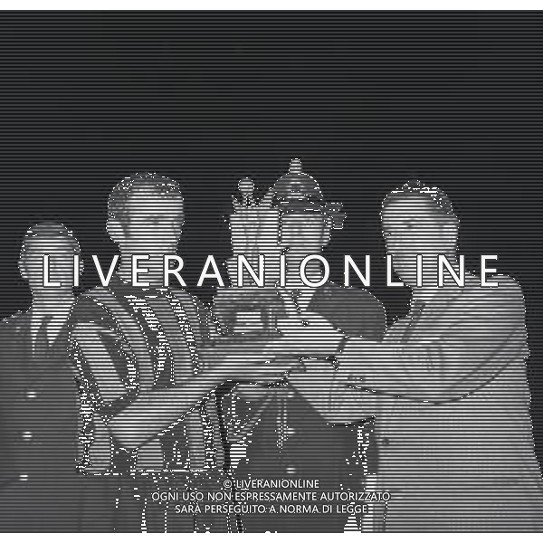NEG-RETROSPETTIVA MARIO CORSO CALCIATORE NELLA FOTO MARIO CORSO PREMIATO DAL SINDACO DI MILANO ALDO ANIASI TROFEO CITTA\' DI MILANO AG ALDO LIVERANI SAS