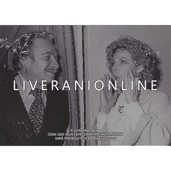 NEG-RETROSPETTIVA UGO TOGNAZZI ATTORE NELLA FOTO UGO TOGNAZZI CON ORNELLA VANONI AL TEATRO MANZONI AGENZIA ALDO LIVERANI SAS