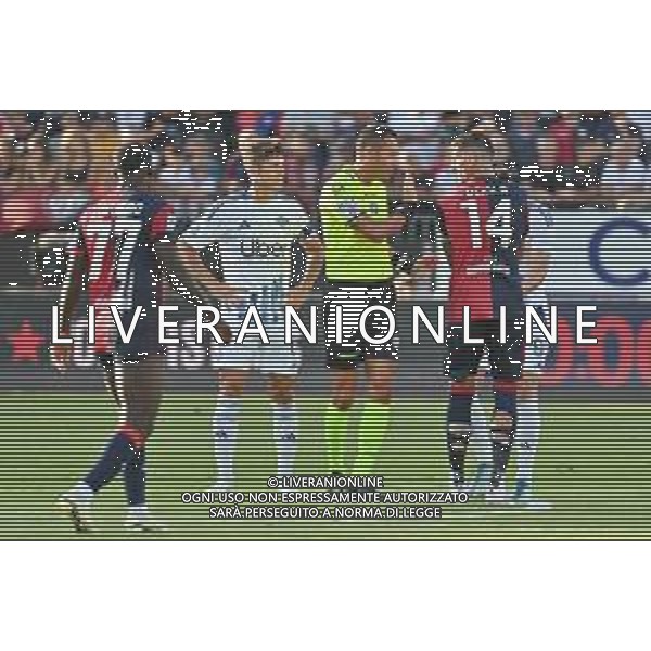 26-8-2024. Cagliari calcio-Como calcio 2° Giornata Campionato Italiano Serie A 2024/2025, stadio Unipol Domus Cagliari. Foto Salvatore Moi/Agenzia Aldo Liverani s.as. Nella foto:Zito Luvumbo Cagliari,Alessio Iovinen Como,arbitro Marco di Bello di Brindisi, Alessandro Deiola Cagliari ©MOI SALVATORE / AGENZIA ALDO LIVERANI SAS