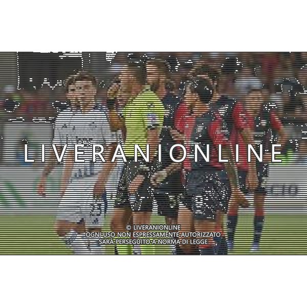 26-8-2024. Cagliari calcio-Como calcio 2° Giornata Campionato Italiano Serie A 2024/2025, stadio Unipol Domus Cagliari. Foto Salvatore Moi/Agenzia Aldo Liverani s.as. Nella foto: Arbitro Marco di Bello di Brindisi non concede rigore al Cagliari su fallo su Alessandro Deiola Cagliari ©SALVATORE MOI/ AGENZIA ALDO LIVERANI SAS