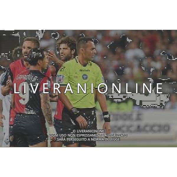 26-8-2024. Cagliari calcio-Como calcio 2° Giornata Campionato Italiano Serie A 2024/2025, stadio Unipol Domus Cagliari. Foto Salvatore Moi/Agenzia Aldo Liverani s.as. Nella foto: Arbitro Marco di Bello di Brindisi non concede rigore al Cagliari su fallo su Alessandro Deiola Cagliari ©SALVATORE MOI/ AGENZIA ALDO LIVERANI SAS