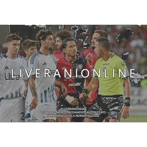 26-8-2024. Cagliari calcio-Como calcio 2° Giornata Campionato Italiano Serie A 2024/2025, stadio Unipol Domus Cagliari. Foto Salvatore Moi/Agenzia Aldo Liverani s.as. Nella foto: Arbitro Marco di Bello di Brindisi non concede rigore al Cagliari su fallo su Alessandro Deiola Cagliari ©SALVATORE MOI/ AGENZIA ALDO LIVERANI SAS