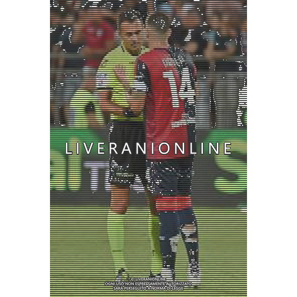 26-8-2024. Cagliari calcio-Como calcio 2° Giornata Campionato Italiano Serie A 2024/2025, stadio Unipol Domus Cagliari. Foto Salvatore Moi/Agenzia Aldo Liverani s.as. Nella foto: Arbitro Marco di Bello di Brindisi non concede rigore al Cagliari su fallo su Alessandro Deiola Cagliari ©SALVATORE MOI/ AGENZIA ALDO LIVERANI SAS