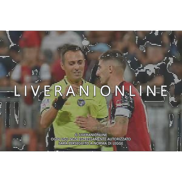 26-8-2024. Cagliari calcio-Como calcio 2° Giornata Campionato Italiano Serie A 2024/2025, stadio Unipol Domus Cagliari. Foto Salvatore Moi/Agenzia Aldo Liverani s.as. Nella foto: Arbitro Marco di Bello di Brindisi non concede rigore al Cagliari su fallo su Alessandro Deiola Cagliari ©SALVATORE MOI/ AGENZIA ALDO LIVERANI SAS