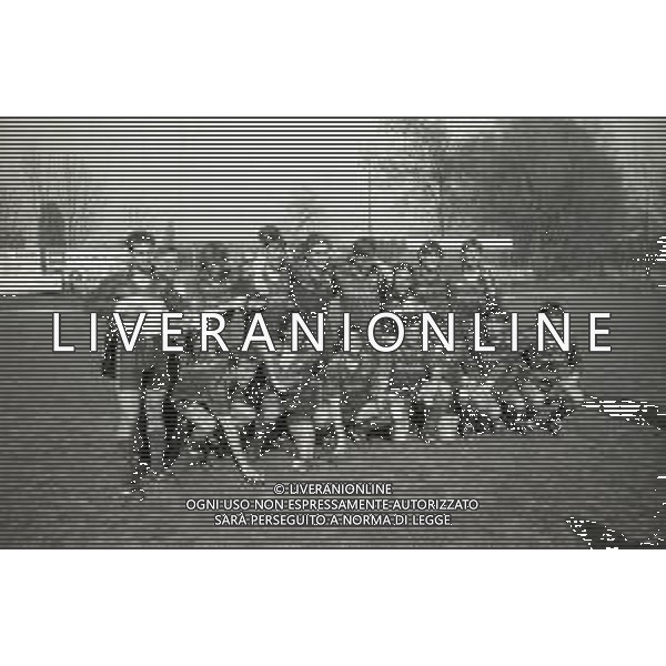 NEG-1993-1994 -CAMPIONATO PRIMAVERA PARTITA INTER-ROMA FINALE DI COPPA ITALIA ANDATA NELLA FOTO FRANCESCO TOTTI E I COMPAGNI DELLA ROMA FESTEGGIANO LA VITTORIA A FINE GARA AG ALDO LIVERANI SAS