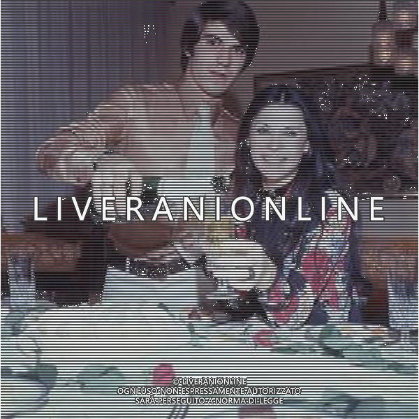COL- RETROSPETTIVA ROSANNA FRATELLO CANTANTE NELLA FOTO ROSANNA FRATELLO CON IL MARITO PINO CAPPELLANO NELLA LORO ABITAZIONE A MILANO NELL\'ANNO 1971 AG ALDO LIVERANI SAS