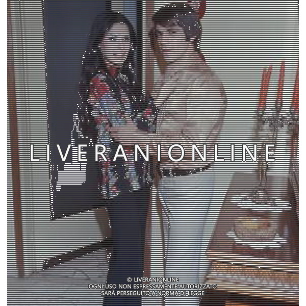 COL- RETROSPETTIVA ROSANNA FRATELLO CANTANTE NELLA FOTO ROSANNA FRATELLO CON IL MARITO PINO CAPPELLANO NELLA LORO ABITAZIONE A MILANO NELL\'ANNO 1971 AG ALDO LIVERANI SAS