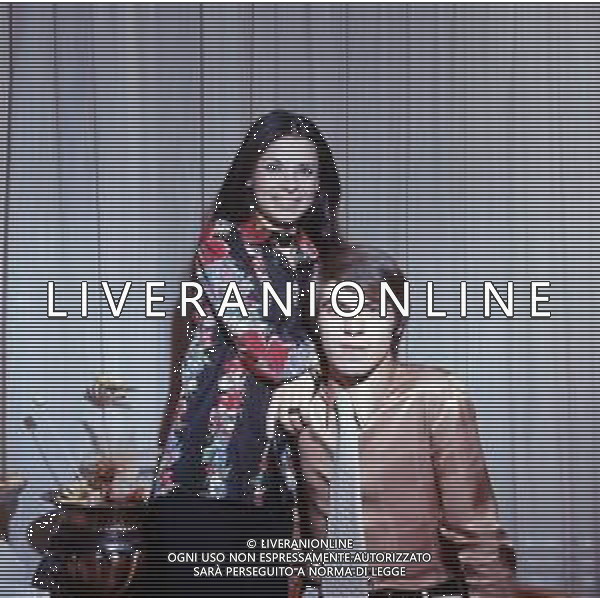 COL- RETROSPETTIVA ROSANNA FRATELLO CANTANTE NELLA FOTO ROSANNA FRATELLO CON IL MARITO PINO CAPPELLANO NELLA LORO ABITAZIONE A MILANO NELL\'ANNO 1971 AG ALDO LIVERANI SAS