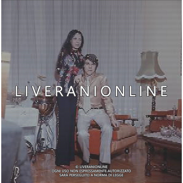 COL- RETROSPETTIVA ROSANNA FRATELLO CANTANTE NELLA FOTO ROSANNA FRATELLO CON IL MARITO PINO CAPPELLANO NELLA LORO ABITAZIONE A MILANO NELL\'ANNO 1971 AG ALDO LIVERANI SAS