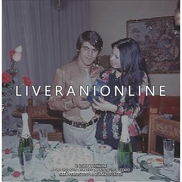 COL- RETROSPETTIVA ROSANNA FRATELLO CANTANTE NELLA FOTO ROSANNA FRATELLO CON IL MARITO PINO CAPPELLANO NELLA LORO ABITAZIONE A MILANO NELL\'ANNO 1971 AG ALDO LIVERANI SAS