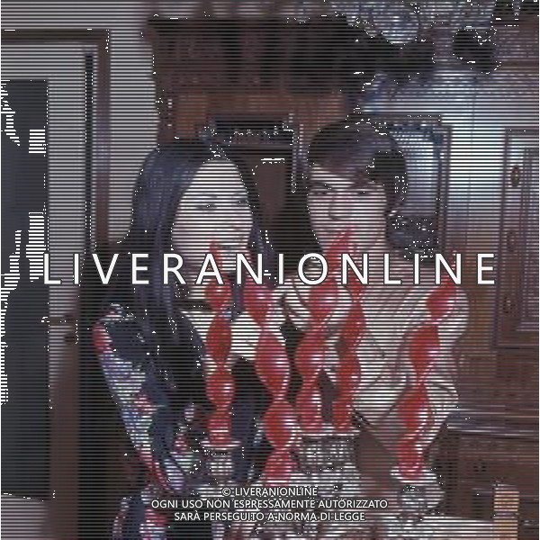 COL- RETROSPETTIVA ROSANNA FRATELLO CANTANTE NELLA FOTO ROSANNA FRATELLO CON IL MARITO PINO CAPPELLANO NELLA LORO ABITAZIONE A MILANO NELL\'ANNO 1971 AG ALDO LIVERANI SAS