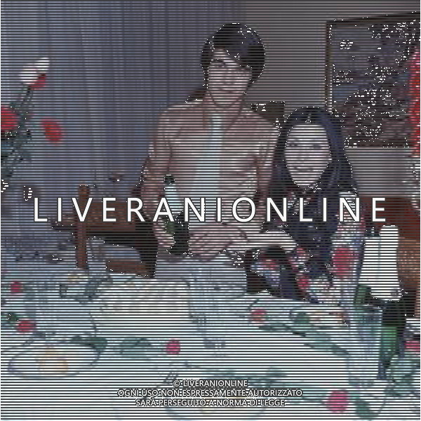 COL- RETROSPETTIVA ROSANNA FRATELLO CANTANTE NELLA FOTO ROSANNA FRATELLO CON IL MARITO PINO CAPPELLANO NELLA LORO ABITAZIONE A MILANO NELL\'ANNO 1971 AG ALDO LIVERANI SAS