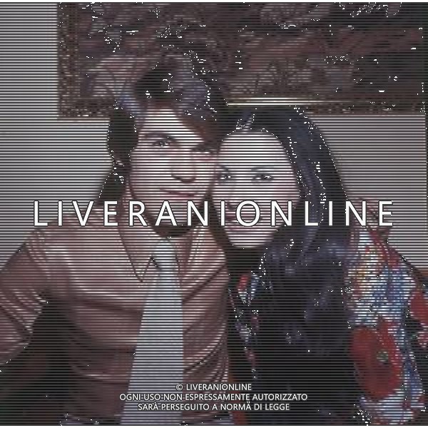 COL- RETROSPETTIVA ROSANNA FRATELLO CANTANTE NELLA FOTO ROSANNA FRATELLO CON IL MARITO PINO CAPPELLANO NELLA LORO ABITAZIONE A MILANO NELL\'ANNO 1971 AG ALDO LIVERANI SAS