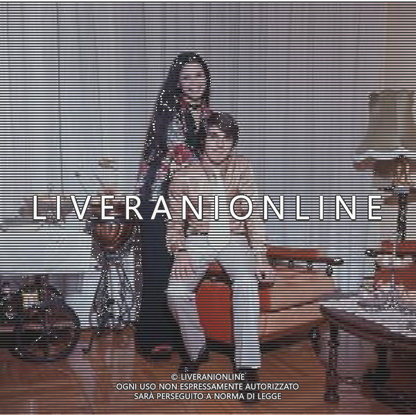 COL- RETROSPETTIVA ROSANNA FRATELLO CANTANTE NELLA FOTO ROSANNA FRATELLO CON IL MARITO PINO CAPPELLANO NELLA LORO ABITAZIONE A MILANO NELL\'ANNO 1971 AG ALDO LIVERANI SAS