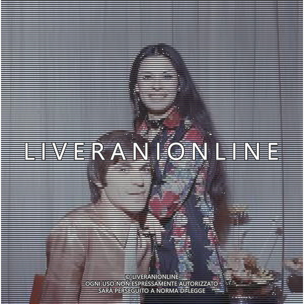 COL- RETROSPETTIVA ROSANNA FRATELLO CANTANTE NELLA FOTO ROSANNA FRATELLO CON IL MARITO PINO CAPPELLANO NELLA LORO ABITAZIONE A MILANO NELL\'ANNO 1971 AG ALDO LIVERANI SAS
