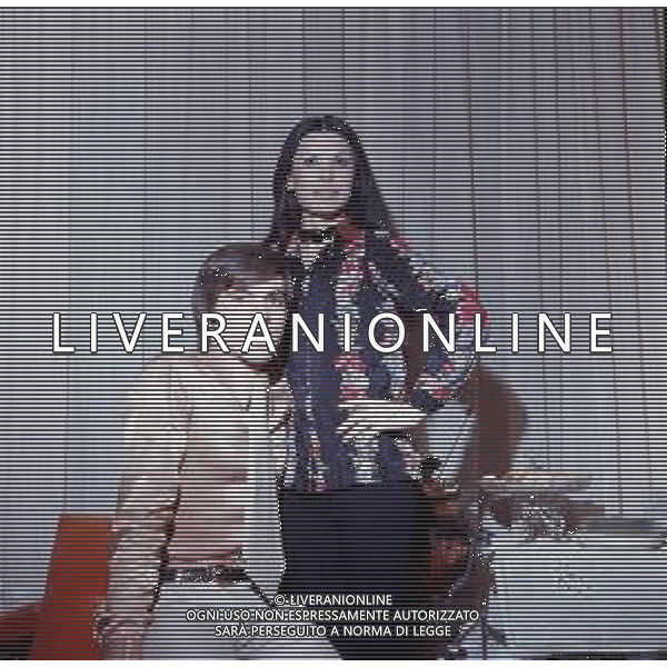 COL- RETROSPETTIVA ROSANNA FRATELLO CANTANTE NELLA FOTO ROSANNA FRATELLO CON IL MARITO PINO CAPPELLANO NELLA LORO ABITAZIONE A MILANO NELL\'ANNO 1971 AG ALDO LIVERANI SAS