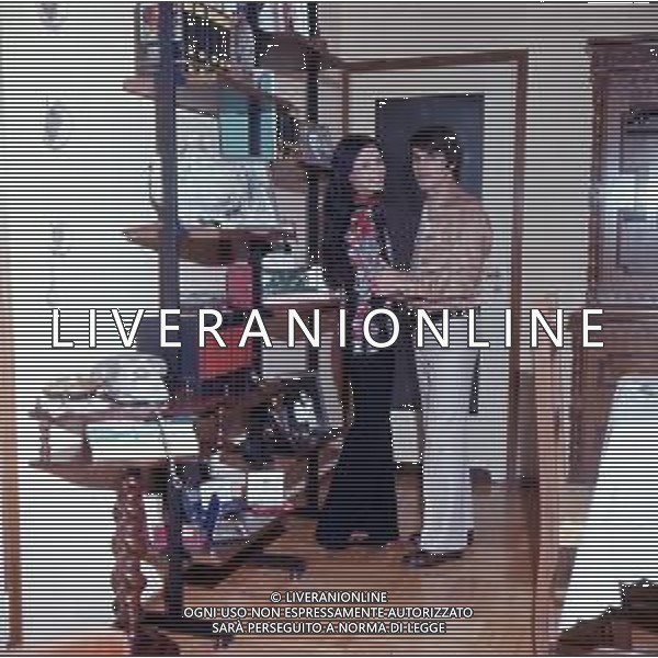 COL- RETROSPETTIVA ROSANNA FRATELLO CANTANTE NELLA FOTO ROSANNA FRATELLO CON IL MARITO PINO CAPPELLANO NELLA LORO ABITAZIONE A MILANO NELL\'ANNO 1971 AG ALDO LIVERANI SAS