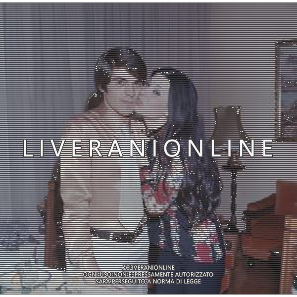 COL- RETROSPETTIVA ROSANNA FRATELLO CANTANTE NELLA FOTO ROSANNA FRATELLO CON IL MARITO PINO CAPPELLANO NELLA LORO ABITAZIONE A MILANO NELL\'ANNO 1971 AG ALDO LIVERANI SAS