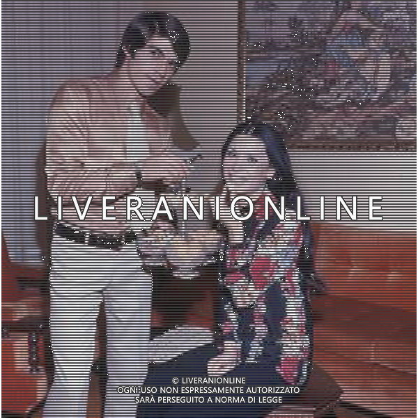 COL- RETROSPETTIVA ROSANNA FRATELLO CANTANTE NELLA FOTO ROSANNA FRATELLO CON IL MARITO PINO CAPPELLANO NELLA LORO ABITAZIONE A MILANO NELL\'ANNO 1971 AG ALDO LIVERANI SAS