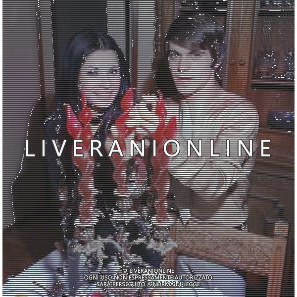 COL- RETROSPETTIVA ROSANNA FRATELLO CANTANTE NELLA FOTO ROSANNA FRATELLO CON IL MARITO PINO CAPPELLANO NELLA LORO ABITAZIONE A MILANO NELL\'ANNO 1971 AG ALDO LIVERANI SAS