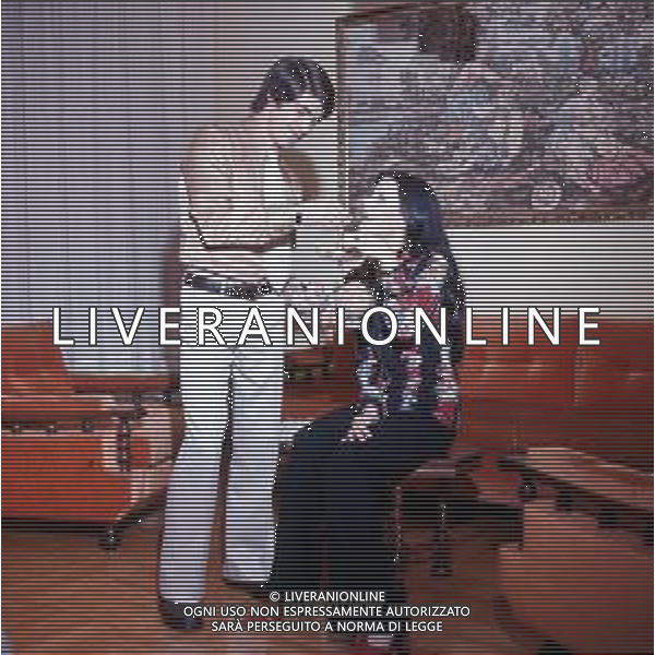 COL- RETROSPETTIVA ROSANNA FRATELLO CANTANTE NELLA FOTO ROSANNA FRATELLO CON IL MARITO PINO CAPPELLANO NELLA LORO ABITAZIONE A MILANO NELL\'ANNO 1971 AG ALDO LIVERANI SAS