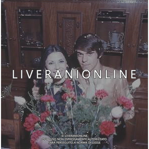 COL- RETROSPETTIVA ROSANNA FRATELLO CANTANTE NELLA FOTO ROSANNA FRATELLO CON IL MARITO PINO CAPPELLANO NELLA LORO ABITAZIONE A MILANO NELL\'ANNO 1971 AG ALDO LIVERANI SAS