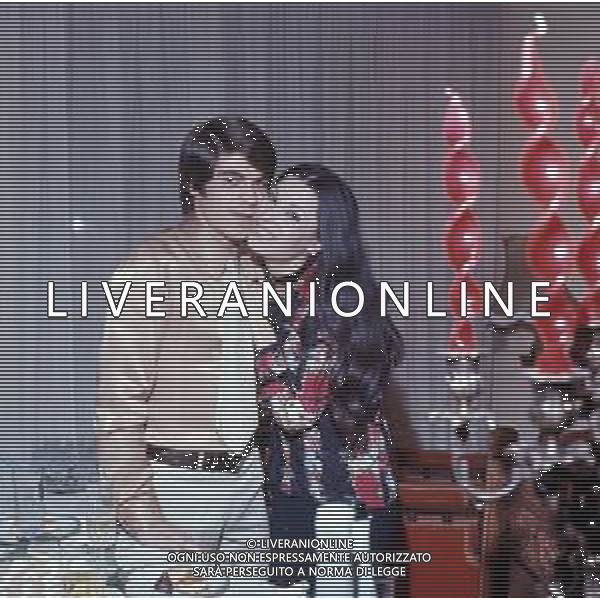COL- RETROSPETTIVA ROSANNA FRATELLO CANTANTE NELLA FOTO ROSANNA FRATELLO CON IL MARITO PINO CAPPELLANO NELLA LORO ABITAZIONE A MILANO NELL\'ANNO 1971 AG ALDO LIVERANI SAS