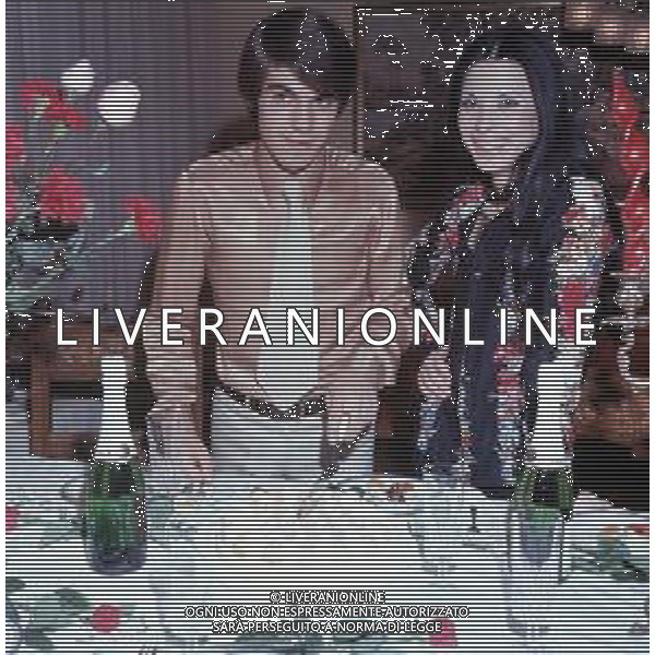 COL- RETROSPETTIVA ROSANNA FRATELLO CANTANTE NELLA FOTO ROSANNA FRATELLO CON IL MARITO PINO CAPPELLANO NELLA LORO ABITAZIONE A MILANO NELL\'ANNO 1971 AG ALDO LIVERANI SAS