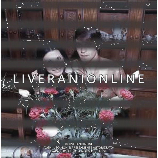 COL- RETROSPETTIVA ROSANNA FRATELLO CANTANTE NELLA FOTO ROSANNA FRATELLO CON IL MARITO PINO CAPPELLANO NELLA LORO ABITAZIONE A MILANO NELL\'ANNO 1971 AG ALDO LIVERANI SAS