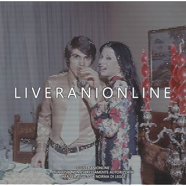 COL- RETROSPETTIVA ROSANNA FRATELLO CANTANTE NELLA FOTO ROSANNA FRATELLO CON IL MARITO PINO CAPPELLANO NELLA LORO ABITAZIONE A MILANO NELL\'ANNO 1971 AG ALDO LIVERANI SAS