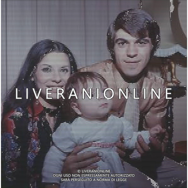 COL- RETROSPETTIVA ROSANNA FRATELLO CANTANTE NELLA FOTO ROSANNA FRATELLO CON IL MARITO PINO CAPPELLANO NELLA LORO ABITAZIONE A MILANO NELL\'ANNO 1971 AG ALDO LIVERANI SAS