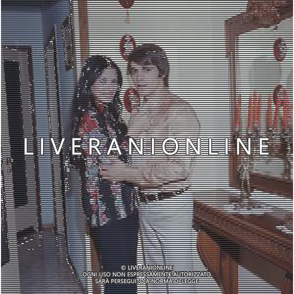 COL- RETROSPETTIVA ROSANNA FRATELLO CANTANTE NELLA FOTO ROSANNA FRATELLO CON IL MARITO PINO CAPPELLANO NELLA LORO ABITAZIONE A MILANO NELL\'ANNO 1971 AG ALDO LIVERANI SAS