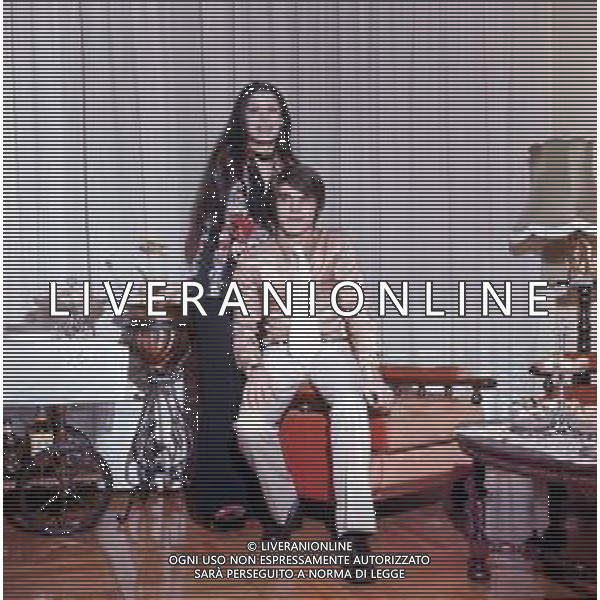 COL- RETROSPETTIVA ROSANNA FRATELLO CANTANTE NELLA FOTO ROSANNA FRATELLO CON IL MARITO PINO CAPPELLANO NELLA LORO ABITAZIONE A MILANO NELL\'ANNO 1971 AG ALDO LIVERANI SAS