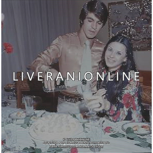 COL- RETROSPETTIVA ROSANNA FRATELLO CANTANTE NELLA FOTO ROSANNA FRATELLO CON IL MARITO PINO CAPPELLANO NELLA LORO ABITAZIONE A MILANO NELL\'ANNO 1971 AG ALDO LIVERANI SAS