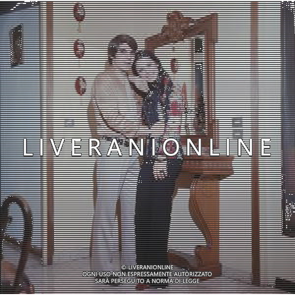 COL- RETROSPETTIVA ROSANNA FRATELLO CANTANTE NELLA FOTO ROSANNA FRATELLO CON IL MARITO PINO CAPPELLANO NELLA LORO ABITAZIONE A MILANO NELL\'ANNO 1971 AG ALDO LIVERANI SAS