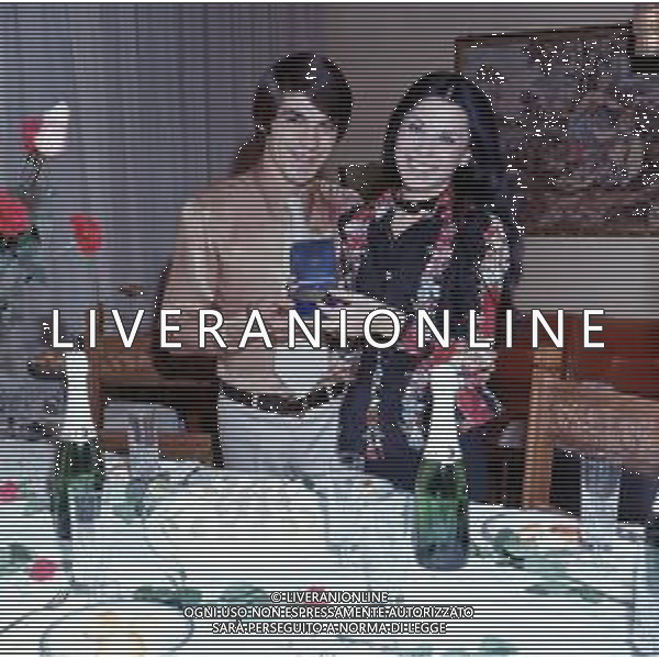 COL- RETROSPETTIVA ROSANNA FRATELLO CANTANTE NELLA FOTO ROSANNA FRATELLO CON IL MARITO PINO CAPPELLANO NELLA LORO ABITAZIONE A MILANO NELL\'ANNO 1971 AG ALDO LIVERANI SAS