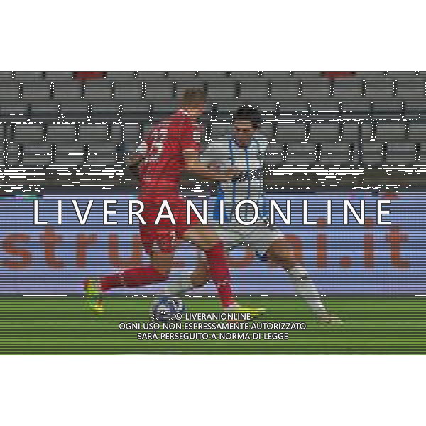 TVEM August 27, 2024 Bari, Italy - SSC Bari vs US Sassuolo - Italian soccer serie B 2024/25 - San Nicola Stadium. In the pic by Emmanuele Mastrodonato/agenzia Aldo Liverani sas: Samuele Mulattieri of US Sassuolo in action against Francesco Vicari of SSC Bari ©Emmanuele Mastrodonato/AGENZIA ALDO LIVERANI SAS