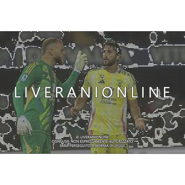 Michele Di Gregorio of Juventus FC speaks to Manuel Locatelli of Juventus FC during Hellas Verona FC vs Juventus FC, 2° Serie A Enilive 2024-25 game at Marcantonio Bentegodi Stadium in Verona (VR), Italy, on August 26, 2024. (Photo by Davide Casentini)/AGENZIA ALDO LIVERANI SAS